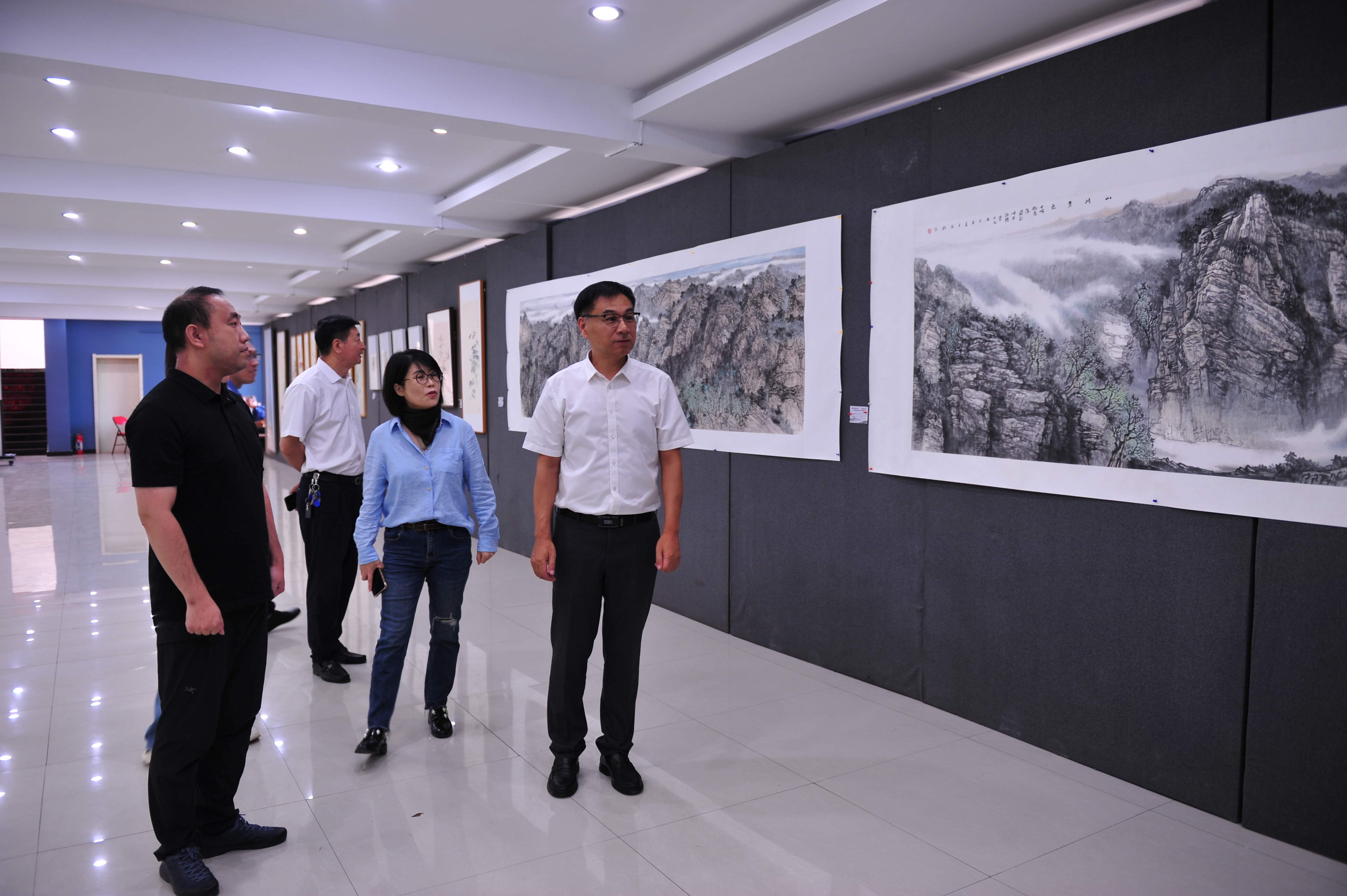 以文化人  以艺润检 ——大石桥市人民检察院参观大石桥市书画展